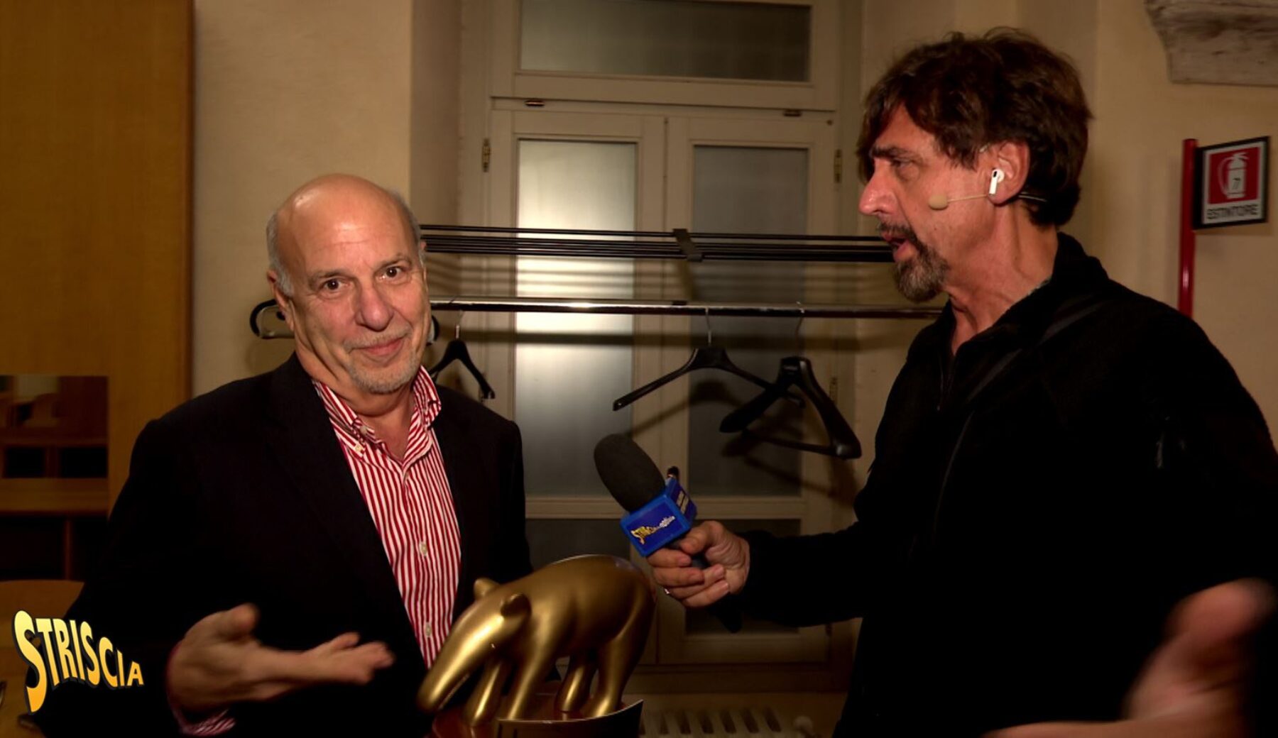 Stasera a Striscia: Tapiro d’oro ad Alan Friedman per la caduta di Giada Lini a Ballando con le stelle. «Ho perso un dente e dal dolore ho dimenticato la presa, per le mie esibizioni ho ricevuto complimenti da Elly Schlein, poi anche da deputati della Lega e di Fratelli d’Italia»