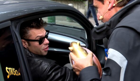 Stasera a Striscia: la testimonianza inedita di Valerio Staffelli dopo la consegna del Tapiro d'oro a Fedez per la vicinanza ai due ultrà arrestati: «Mi ha mandato due vocali. Era molto adirato per il servizio di ieri. Ha anche detto che mi porterà in tribunale»