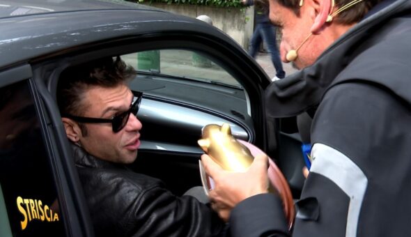 Stasera a Striscia, nuovo Tapiro d'oro a Fedez per l'arresto delle sue guardie del corpo. Il rapper si scalda, minaccia querela e alla domanda sulla relazione aperta con Chiara Ferragni scappa via