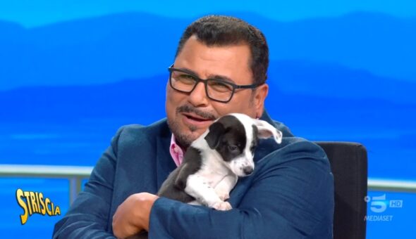 Senti chi parla a Striscia la notizia. Per la prima volta nella storia del tg satirico un cagnolino ha parlato... e continuerà a farlo! Il cucciolo Musk: «Non me l'avete mai chiesto, ma parlo eccome. E mi piace tanto»