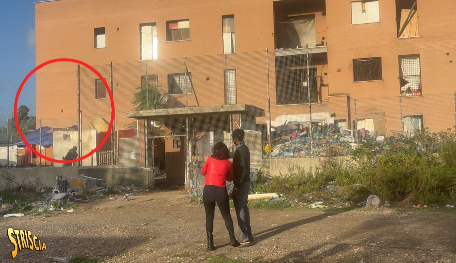 Oggi a Striscia: dalle ex Officine Romanazzi a La Rustica, lo spaccio di droga ha solo cambiato indirizzo. Rajae accolta dagli occupanti con lancio di sassi e oggetti