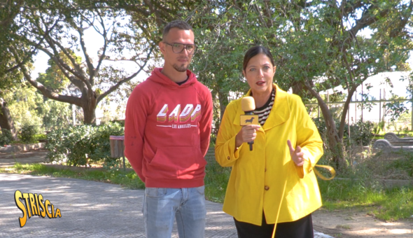 Accordo raggiunto per la proiezione a Castelvetrano del film su Messina Denaro. E un giovane cittadino si scusa pubblicamente ai microfoni di Stefania Petyx: «Sono pentito di quello che ho dichiarato sulla mafia»