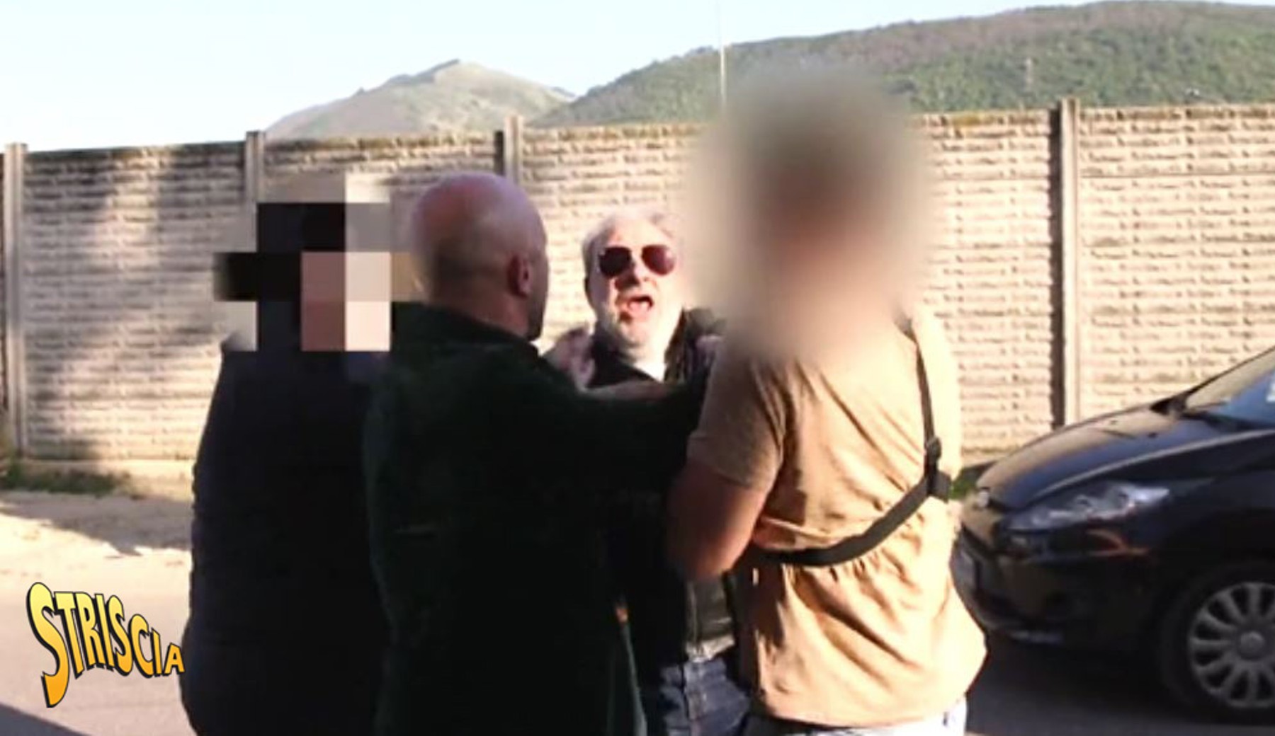 Stasera a Striscia: calci, sputi e insulti contro Luca Abete. L’inviato torna dal “mago” Valentino che continua a proporre rituali al costo di 4mila euro (stavolta per rendere impotente un uomo)