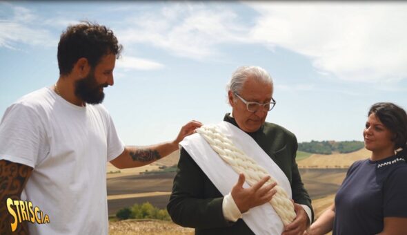 Stasera a Striscia, Davide Rampello e la treccia di mozzarella da indossare