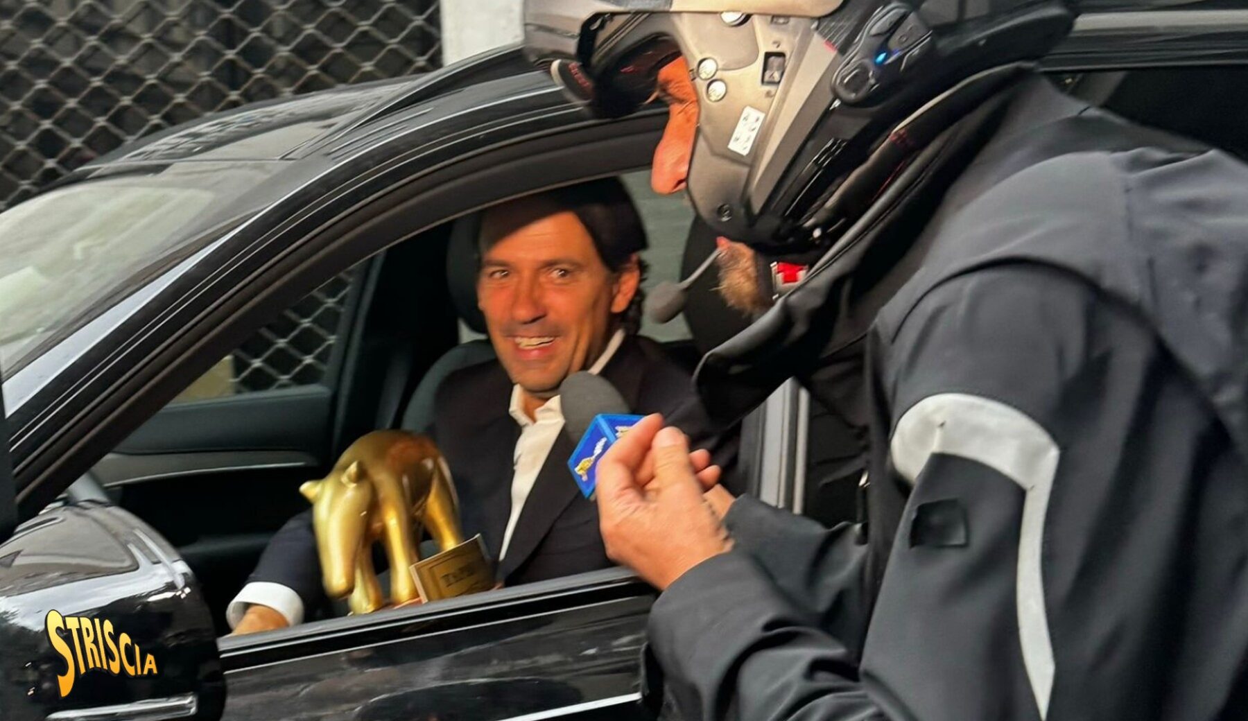 Stasera a Striscia, Tapiro d’oro a Simone Inzaghi coinvolto nella vicenda biglietti per la curva dell’Inter. Imbarazzo per Inzaghi che dovrà rispondere in Procura