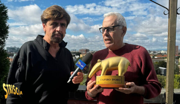 Stasera a Striscia, primo Tapiro d'oro a Teo Teocoli per il botta e risposta con Celentano: «Dovreste darlo ad Adriano, ma occhio a Claudia Mori»