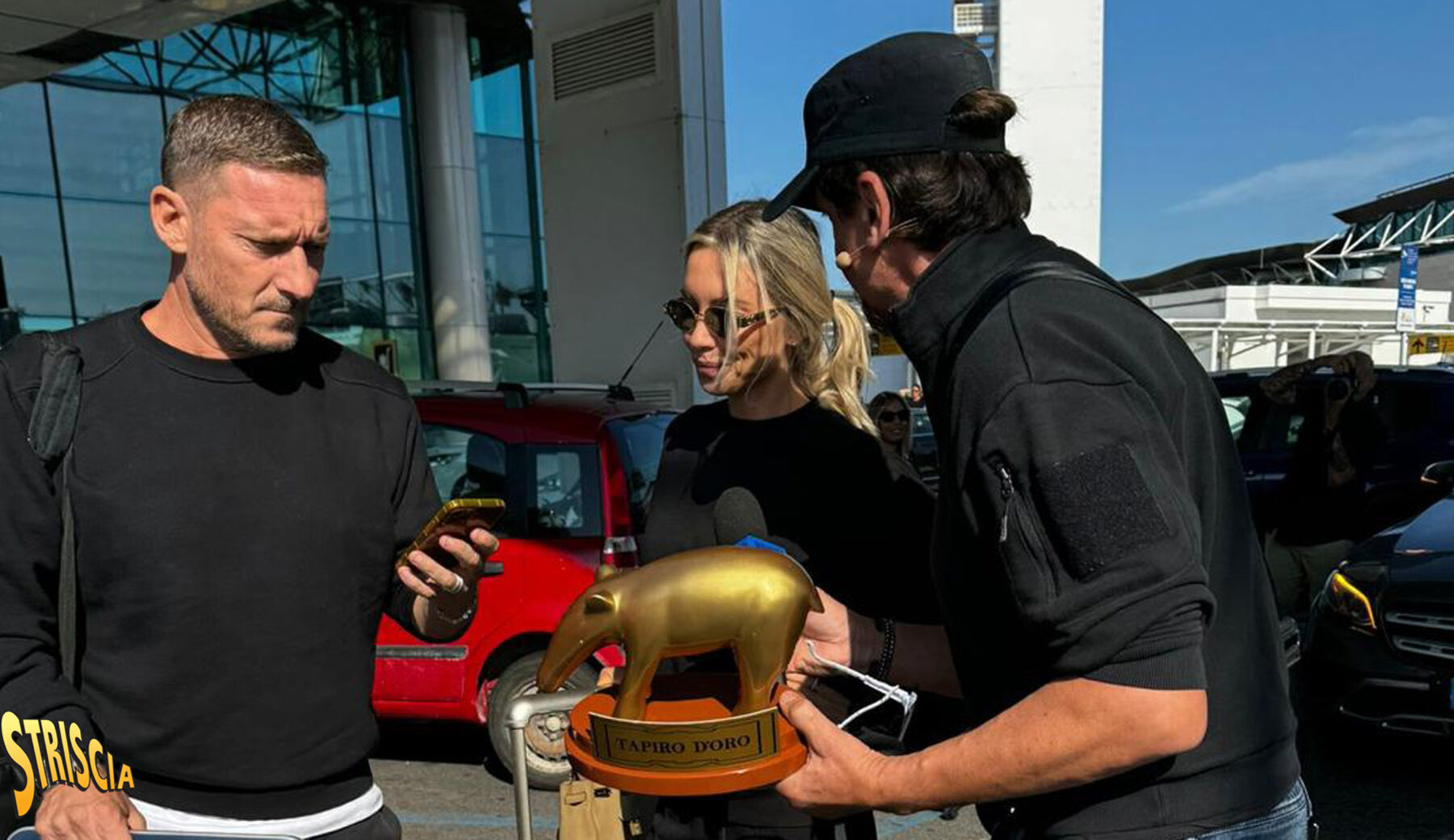 Oggi a Striscia, Tapiro d’oro a Francesco Totti (condiviso con Noemi Bocchi) per la presunta liaison con Marialuisa Jacobelli
