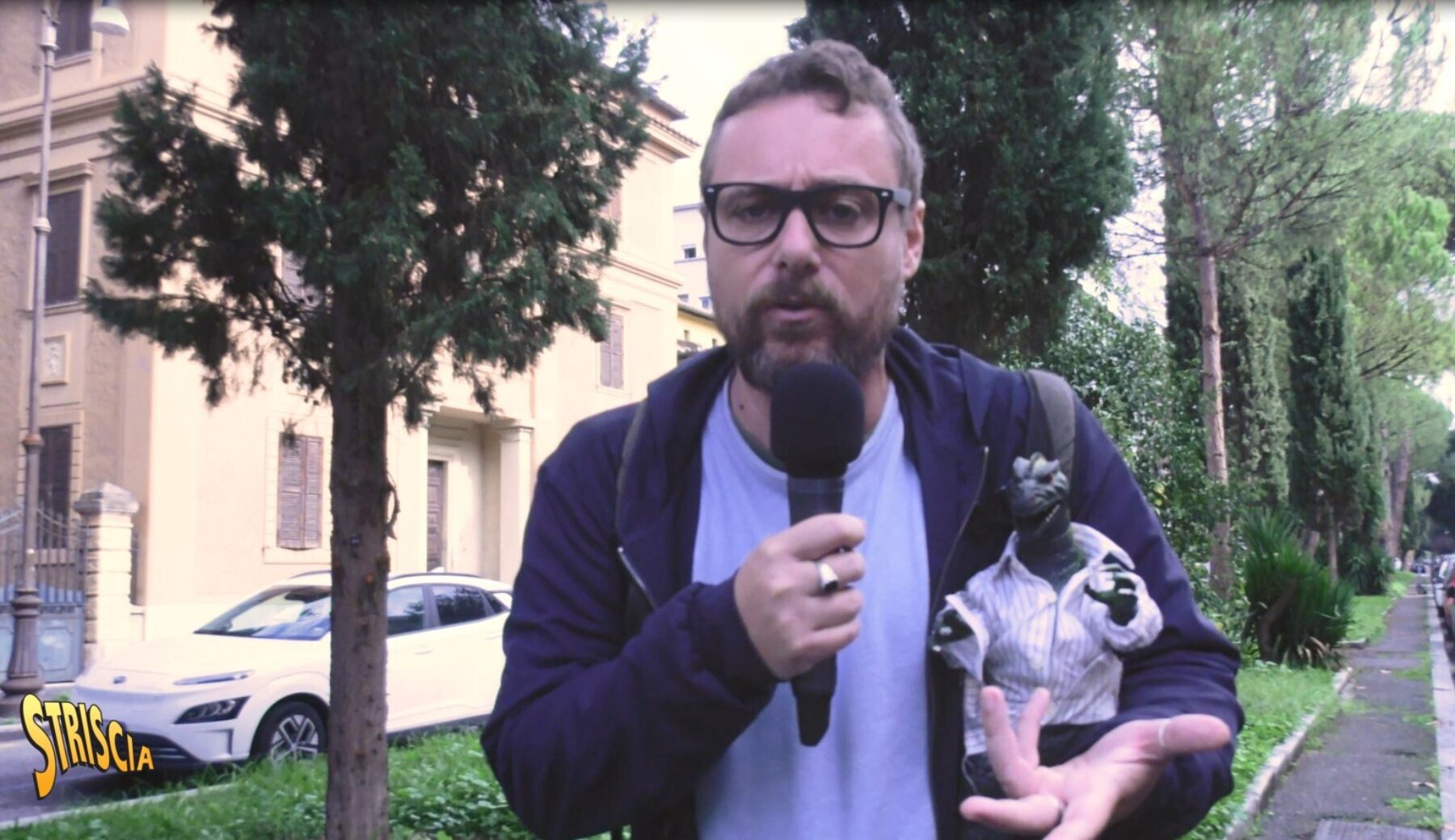 Oggi a Striscia: nuovi retroscena sui rapporti Fedez-Lucci. Il rapper al capo curva rossonero: «I Club Dogo sono dei babbi. L’unico a cui voglio bene è Jake La Furia». E sugli artisti da reclutare per la scuderia di Lucci: «Portiamo con noi Ernia e Rkomi, che ora sono scontenti»