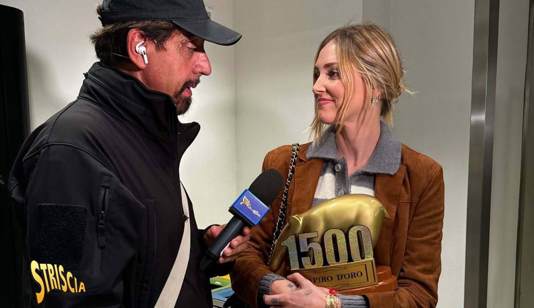 Chiara Ferragni si aggiudica il 1500° Tapiro d’oro della storia di Striscia la notizia: «Coppia aperta con Fedez? Se significa che uno tradisce e l’altro no, allora non sapevo di essere in una coppia aperta»