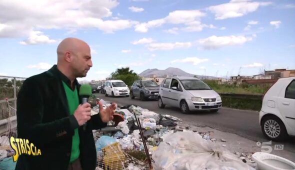 Riapre a Napoli la strada “divorata” dai rifiuti e chiusa da tre anni al centro dei servizi di Striscia