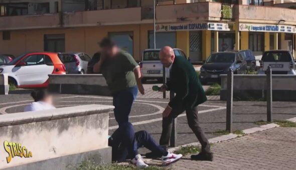 Stasera a Striscia: calci, sputi e insulti contro Luca Abete.