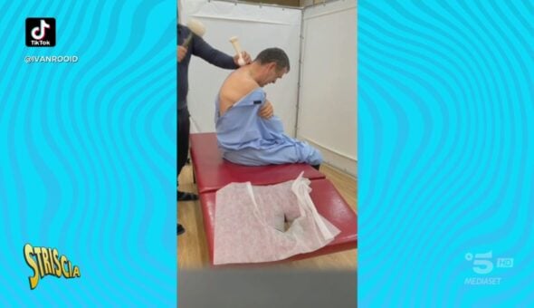 I chiropratici sistemano le schiene a colpi di martello