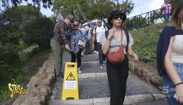 Accessi al Colosseo: c'è chi si arrampica come un camoscio e chi scivola sulle scale