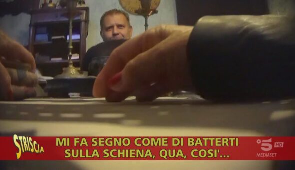 Il presunto medium e il marito defunto che in realtà è vivo è vegeto