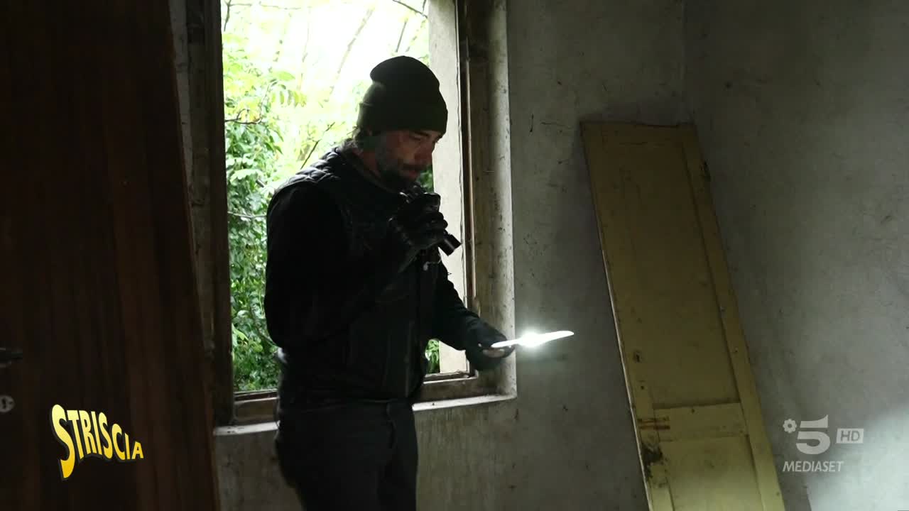 Brumotti e il take-away della droga a Buscate: dosi di coca lanciate dal terrazzo