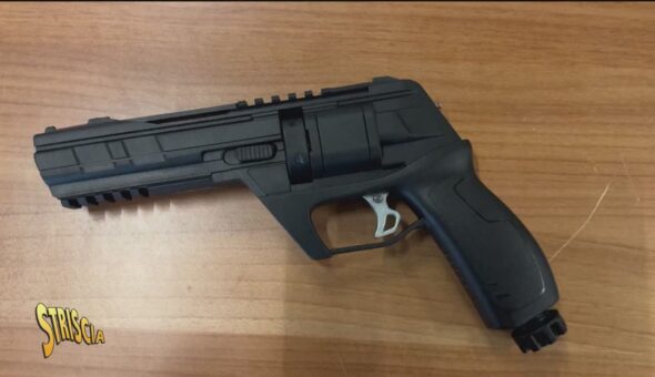 Stasera a Striscia la notizia: altro che pistola da paintball! L'arma giocattolo si può acquistare senza porto d'armi ma è pericolosa come una pistola vera