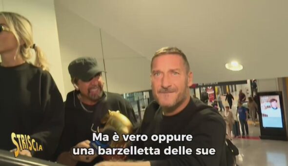 Oggi a Striscia, Tapiro d'oro a Francesco Totti (condiviso con Noemi Bocchi) per la presunta liaison con Marialuisa Jacobelli