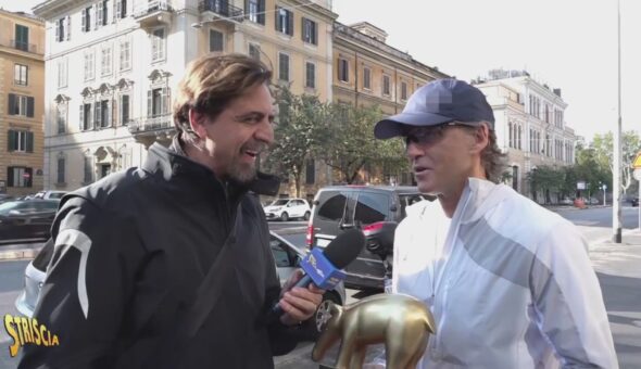 Questa sera a Striscia la notizia Valerio Staffelli consegna il Tapiro d'oro a Roberto Mancini