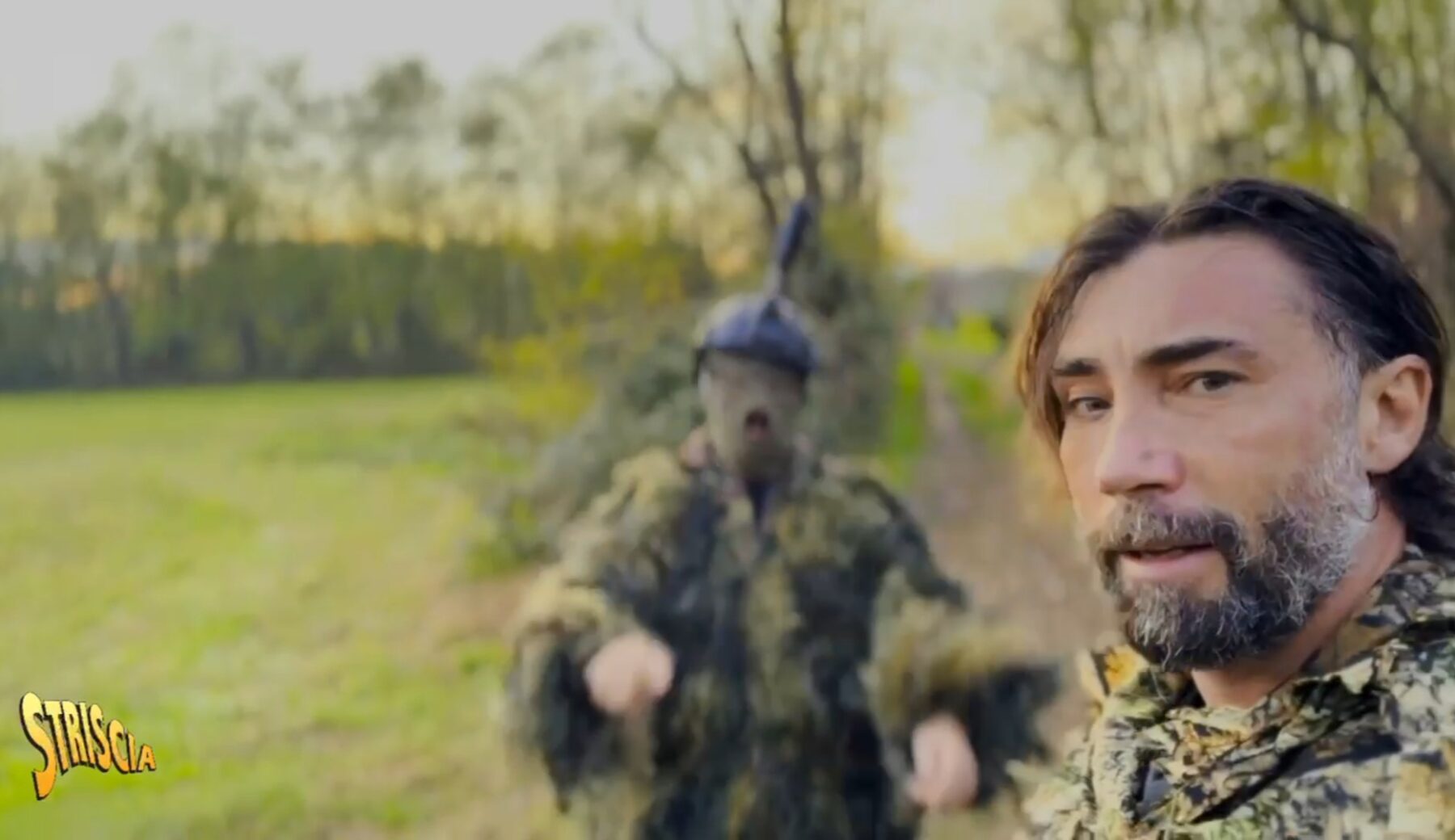 Oggi a Striscia: colpo di pistola per intimidire Vittorio Brumotti e il suo cameraman. Continua la lotta dell’inviato contro lo spaccio di droga. Le immagini esclusive in un bosco del novarese dopo le segnalazioni dei cittadini disperati