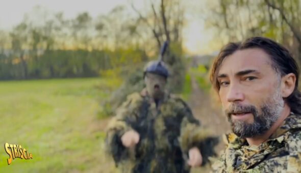 Oggi a Striscia: colpo di pistola per intimidire Vittorio Brumotti e il suo cameraman. Continua la lotta dell'inviato contro lo spaccio di droga. Le immagini esclusive in un bosco del novarese dopo le segnalazioni dei cittadini disperati