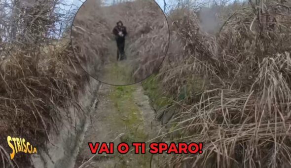«Vai via o ti sparo!». Spacciatore punta la pistola in faccia a Brumotti. Le immagini esclusive a Prarolo (Vercelli)