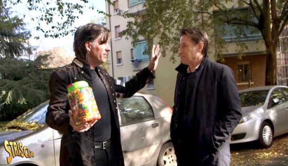 Stasera a Striscia: Antonio Casanova da Giuseppe Conte: «Anche lei come mago non è un granché: è un mese che cerca di far sparire Grillo e non ci riesce»