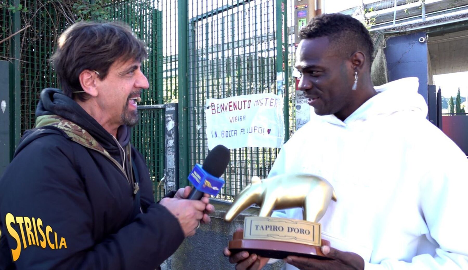 Stasera a Striscia: Tapiro d’oro a Mario Balotelli arrivato al Genoa poco prima di Patrick Vieira (che l’aveva aspramente criticato ai tempi del Nizza). “Avevamo idee di calcio diverse: il Tapiro dovreste darlo a lui”