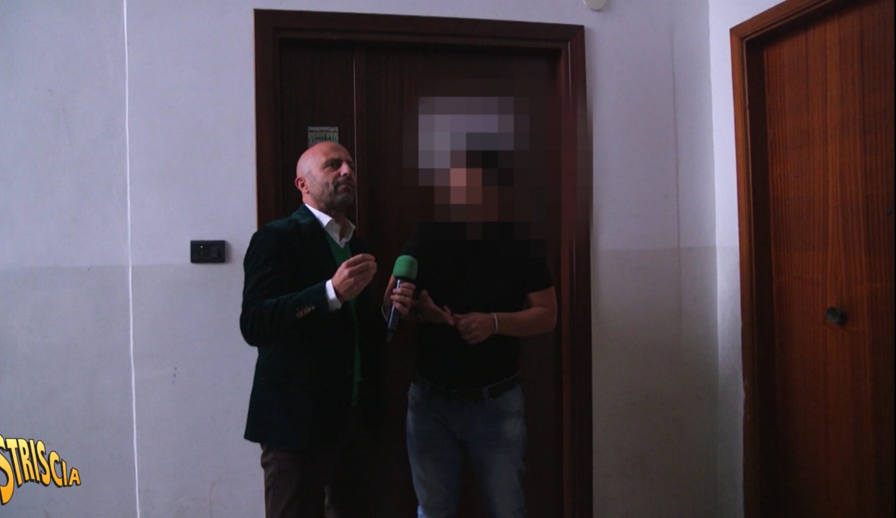 Oggi a Striscia: formazione “pezzotta” sulla sicurezza nei cantieri, Luca Abete smaschera un centro che propone corsi on-line… in assenza. «Non è colpa mia. Vai a controllare in tutta Italia se li fanno…»