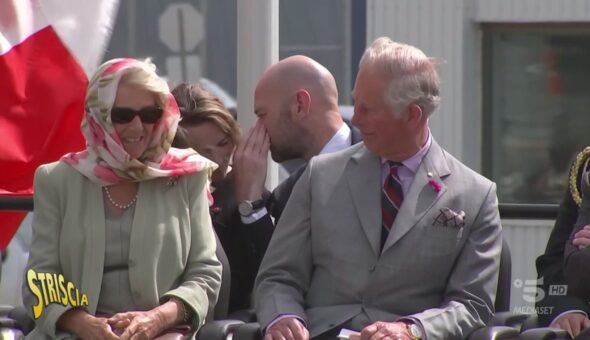 Re Carlo compie gli anni e riceve... la Barbie Camilla!