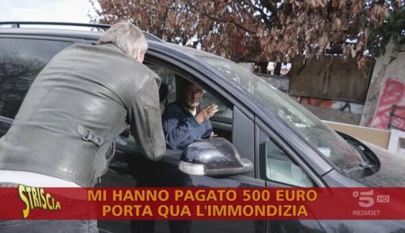 Il giro degli ingombranti e dei rifiuti speciali che finiscono ammassati nel campo nomadi e fuori dalle 