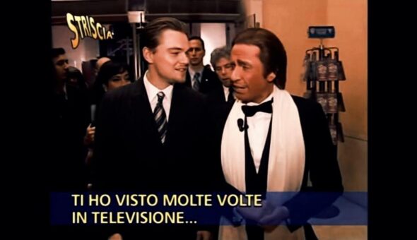 Quando Leonardo DiCaprio, che ha compiuto 50 anni, diceva a Valentino-Ballantini: “Ti ho visto in televisione!”. Ripercorriamo la carriera dell’attore e godiamoci un montaggio video di Leo in salsa Striscia