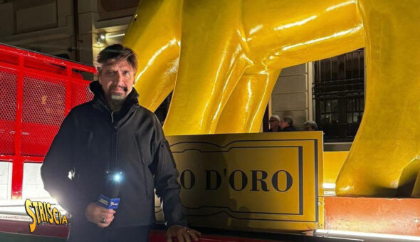 La simbolica consegna del Tapiro d’oro gigante a  Baglioni per rivendicare libertà di espressione e il diritto di satira dopo il sequestro del libro «Tutti poeti con Claudio»