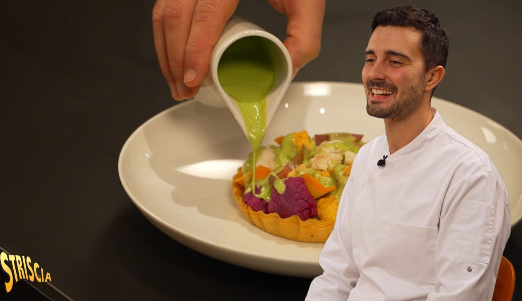 Domani sera a Striscia: La “Giardiniera di verdure, bavarese al broccolo e balsamico” di Edoardo Traverso