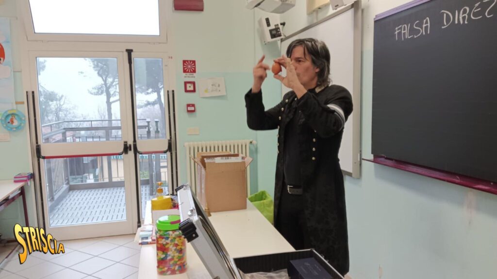 Il Mago Casanova tra i bambini di una scuola del Bolognese
