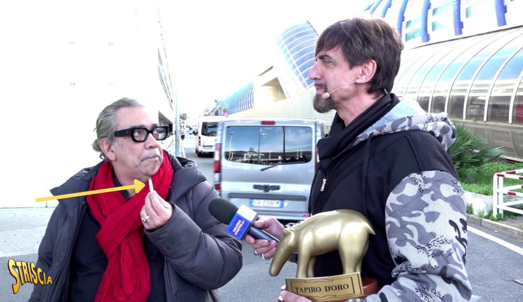 Sabato sera a Striscia: Tapiro d’oro a Guillermo Mariotto per l’improvvisa fuga da Ballando con le stelle. Il giudice del talent di Rai1 fa il Tapiro in mille pezzi
