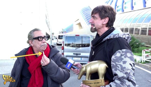 Sabato sera a Striscia: Tapiro d'oro a Guillermo Mariotto per l'improvvisa fuga da Ballando con le stelle. Il giudice del talent di Rai1 fa il Tapiro in mille pezzi