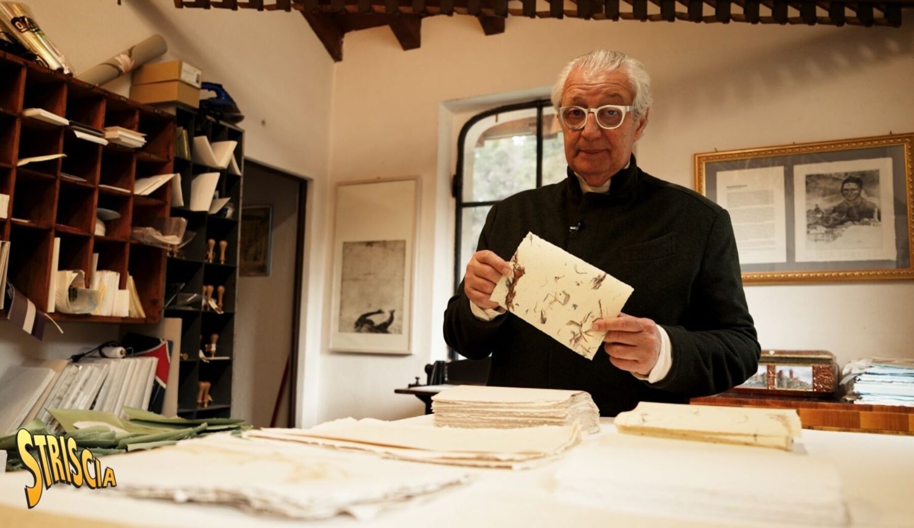 Questa sera a Striscia la notizia nella rubrica “Paesi, paesaggi…” Davide Rampello e la carta artigianale del Garda