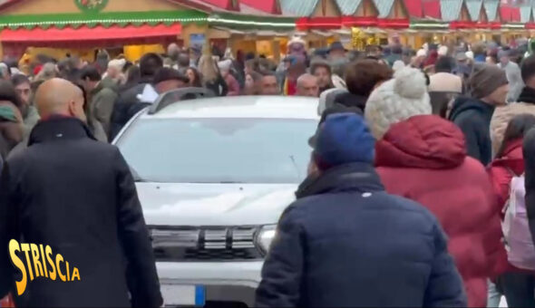 Attentato di Magdeburgo, questa sera a Striscia la notizia, Valerio Staffelli a Milano entra senza ostacoli con l'auto in una Piazza Duomo gremita in barba all'innalzamento dei livelli di sicurezza promesso dal ministro Piantedosi. E non è finita qui...