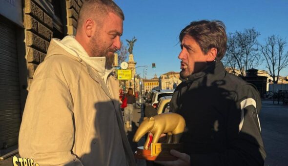 Questa sera a Striscia la notizia: Tapiro d’oro con corno portafortuna a Daniele De Rossi per un 2024 finito male con l'esonero dalla panchina della 