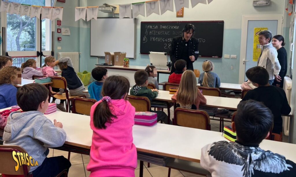 Il Mago Casanova tra i bambini di una scuola del Bolognese