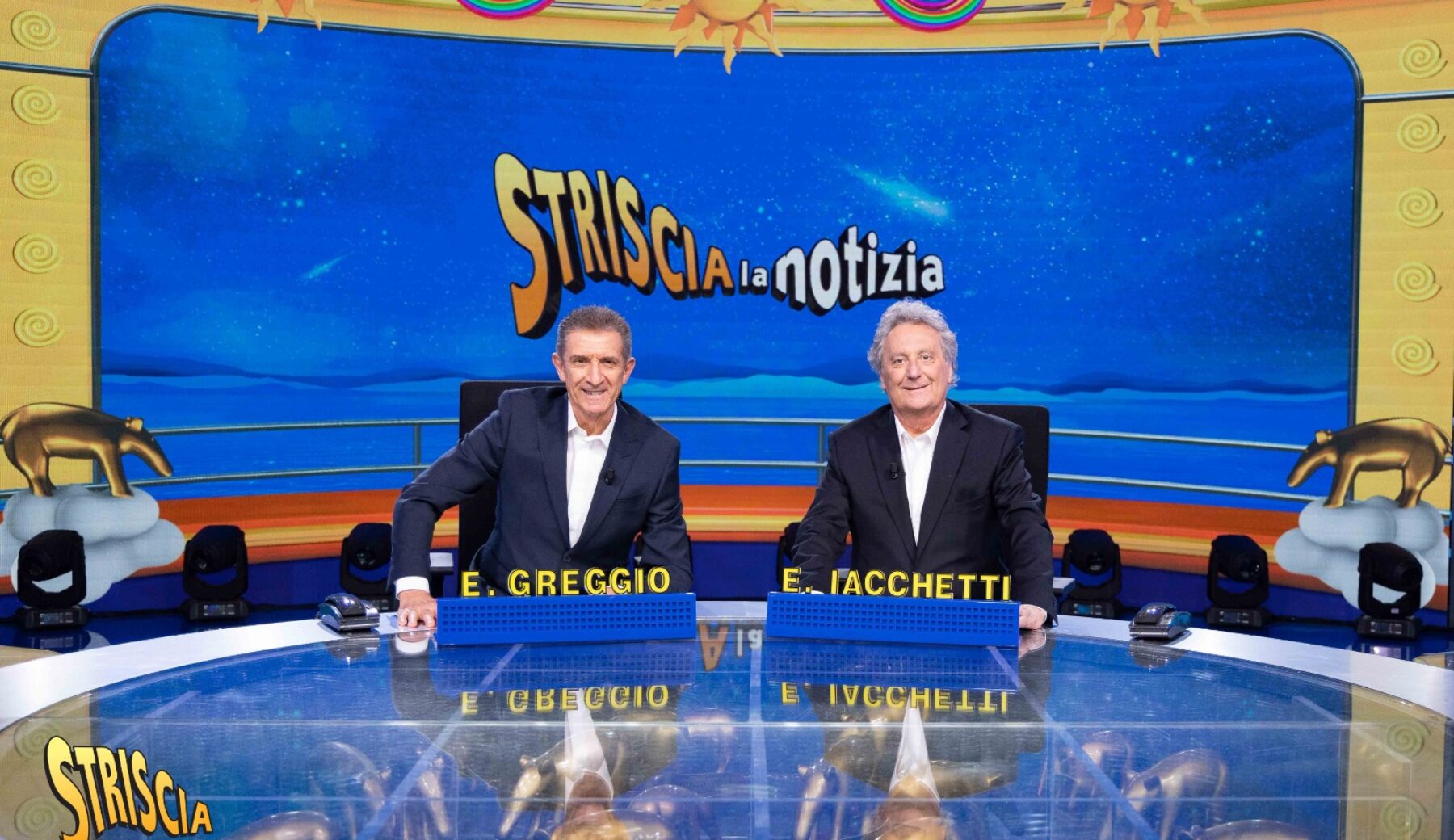 A Striscia arrivano Ezio Greggio ed Enzo Iacchetti, la coppia dei record per il 31° anno di fila dietro il bancone televisivo più famoso d’Italia. Da lunedì 9 dicembre alle ore 20.35 su Canale 5