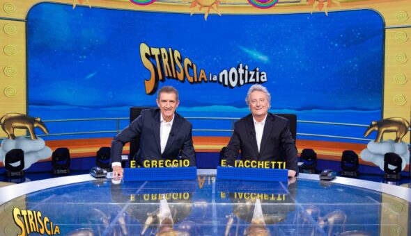 A Striscia arrivano Ezio Greggio ed Enzo Iacchetti, la coppia dei record per il 31° anno di fila dietro il bancone televisivo più famoso d'Italia. Da lunedì 9 dicembre alle ore 20.35 su Canale 5