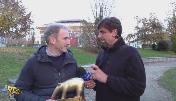 Questa sera a Striscia la notizia Valerio Staffelli consegna il Tapiro d'oro a Davide Casaleggio, figlio del cofondatore del Movimento 5 Stelle Gianroberto Casaleggio