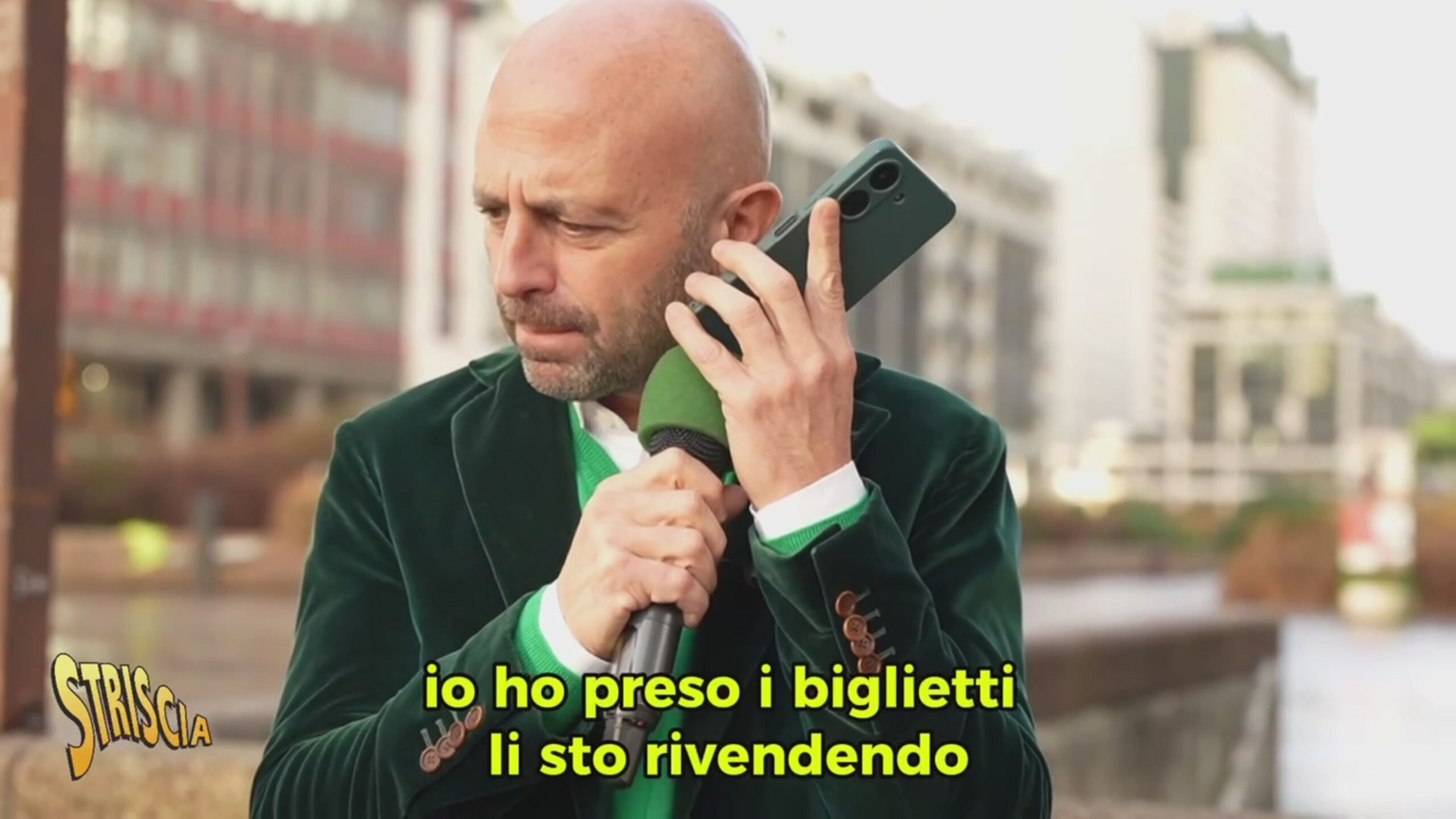 Stasera a Striscia: Luca Abete indaga sulla finale di X-Factor. I biglietti gratuiti rivenduti online a 100 euro