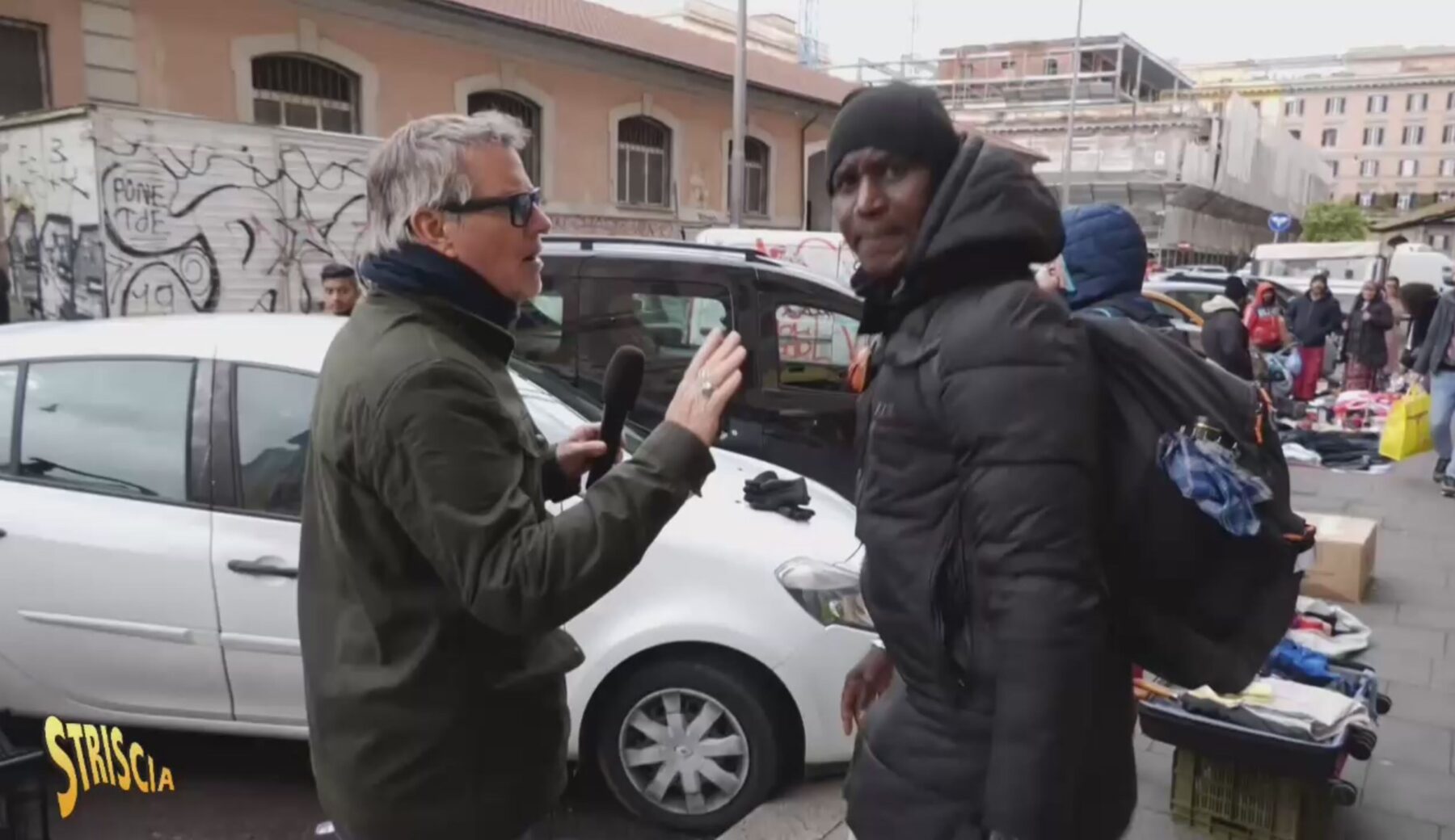 Stasera a Striscia: attimi di terrore per Jimmy Ghione e il suo cameraman, aggrediti nei pressi del mercato Esquilino di Roma durante un servizio sui venditori di merce rubata