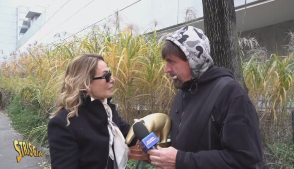 Stasera a Striscia Tapiro d’oro “benaugurante” a Barbara d'Urso lontana dalla televisione nell’ultimo anno. «Le “luci della d'Urso” le ho inventate io, ora ce le hanno tutti. Quando tornerò in tv - perché tornerò prima o poi - dovrò triplicarle»