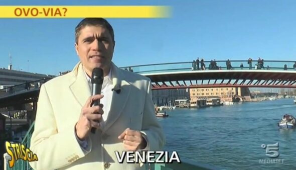 Troppi infortuni e cadute, via tutti i lastroni di vetro dal Ponte di Calatrava a Venezia dopo tante polemiche, richieste di risarcimento e scivoloni sul ghiaccio: Striscia li racconta da anni