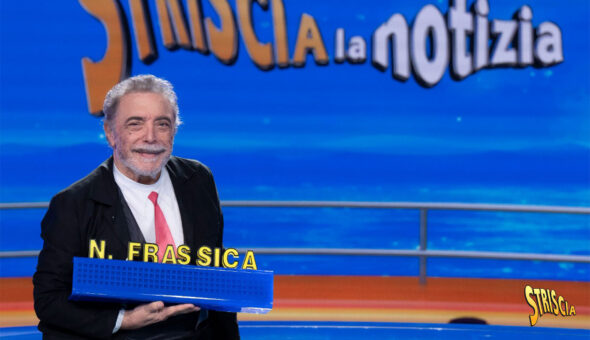 Nino Frassica compie 74 anni. Auguri al comico e attore, tra gag e spassosi fuorionda dietro al bancone di Striscia la notizia