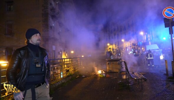 Stasera a Striscia Vittorio Brumotti “by night”. Le immagini sconcertanti della guerriglia urbana a Napoli per il cippo di S. Antonio. Roghi, sassaiole e bombe carta per le strade della città