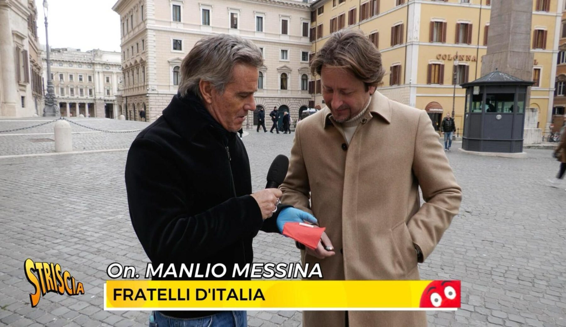 Stasera a Striscia: Jimmy Ghione pizzica Manlio Messina a gettare un mozzicone di sigaretta in una fioriera
